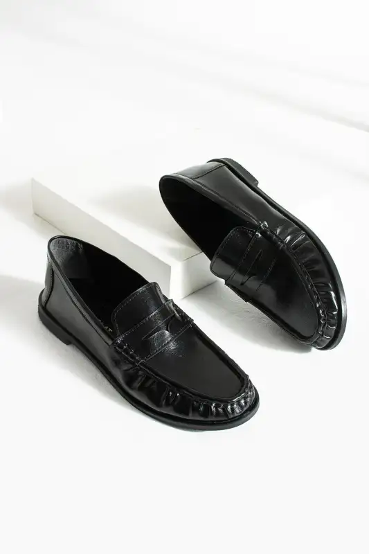 کفش لوفر زنانه روزمره راحت لوسی کدین با جزئیات چرم مشکی و طرح چیندار برند diclepolat - 8579 کفش لوفر زنانه روزمره راحت لوسی کدین با جزئیات چرم مشکی و طرح چیندار برند diclepolat - 8579