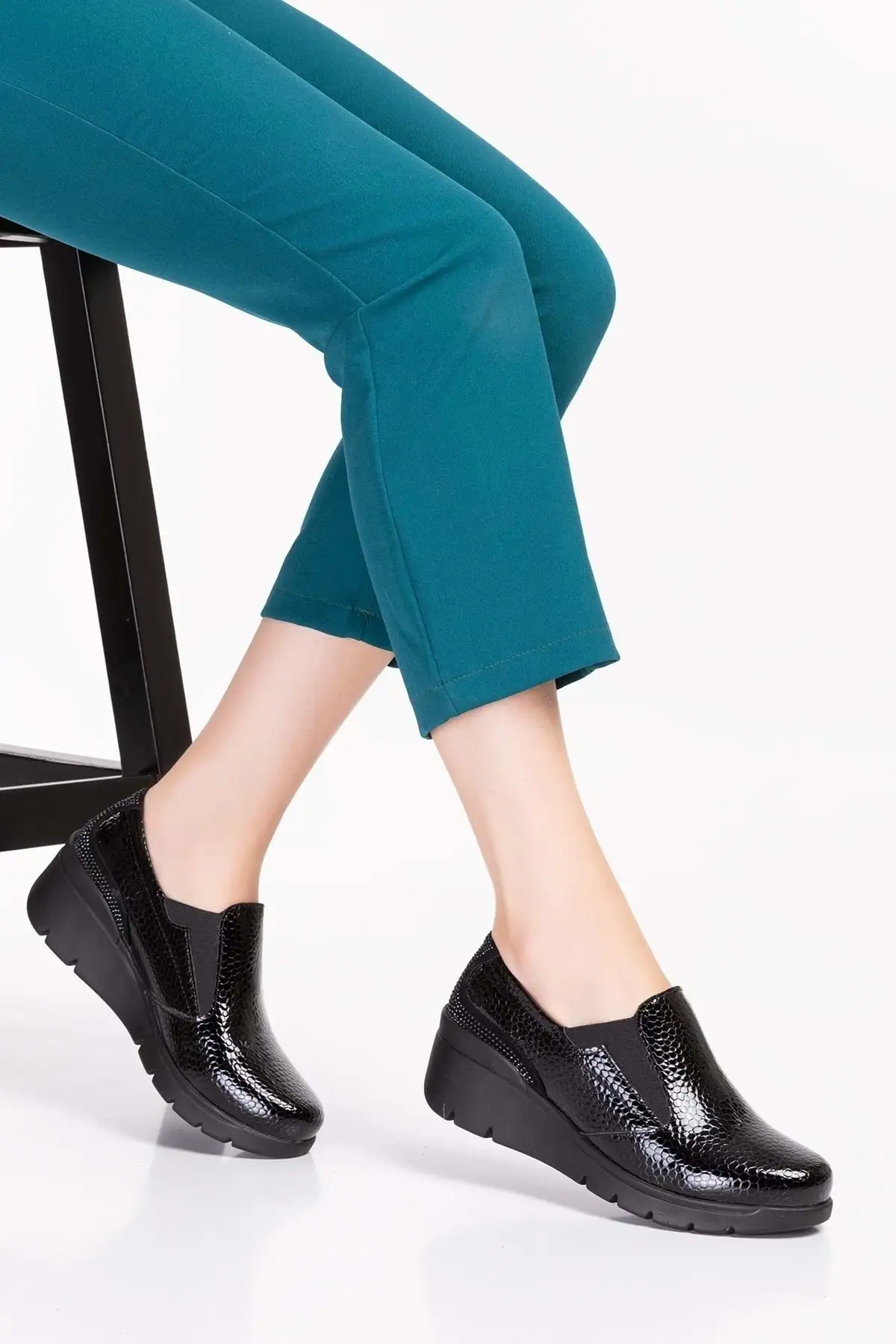 کفش زنانه راحتی آناتومیک با زیره چرم طبیعی - کد Esfa.4052 - مشکی - سایز 37 برند Gondol - 8471 کفش زنانه راحتی آناتومیک با زیره چرم طبیعی - کد Esfa.4052 - مشکی - سایز 37 برند Gondol - 8471