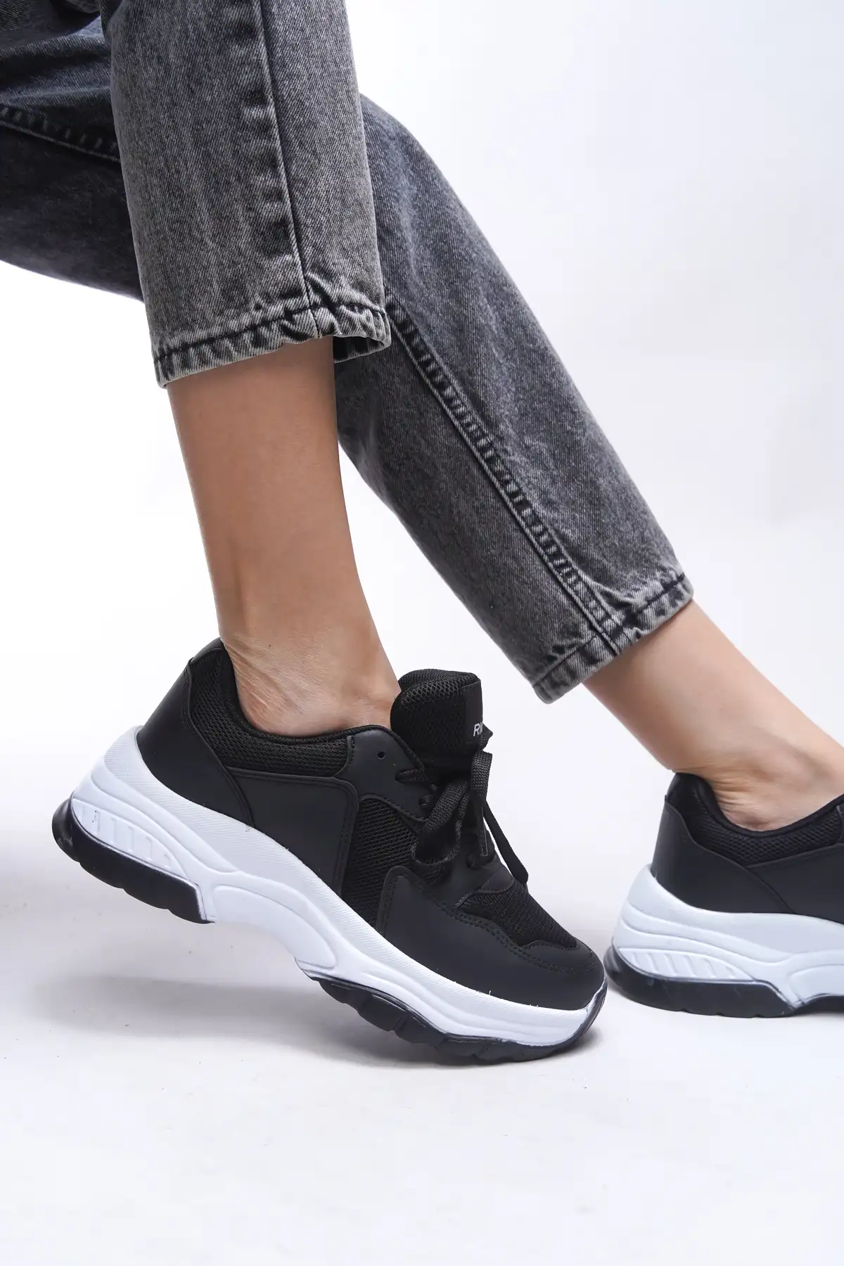 کفش کتانی زنانه ورزشی مشکی و سفید 0012140 برند Riccon - 8442 کفش کتانی زنانه ورزشی مشکی و سفید 0012140 برند Riccon - 8442