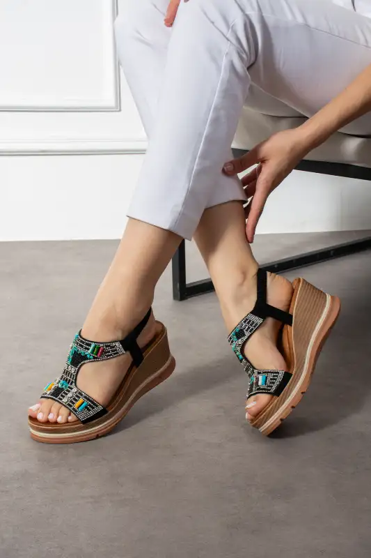 کفش صندل زنانه با پاشنه بلند و جزئیات سنگی برند MERVESTORE - 8594 کفش صندل زنانه با پاشنه بلند و جزئیات سنگی برند MERVESTORE - 8594