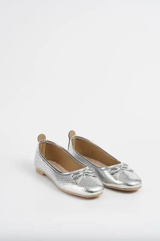 کفش تخت زنانه باله نقرهای طوسی با پاپیون چرم 1 سانتیمتری برند Beyond - 8612 کفش تخت زنانه باله نقرهای طوسی با پاپیون چرم 1 سانتیمتری برند Beyond - 8612