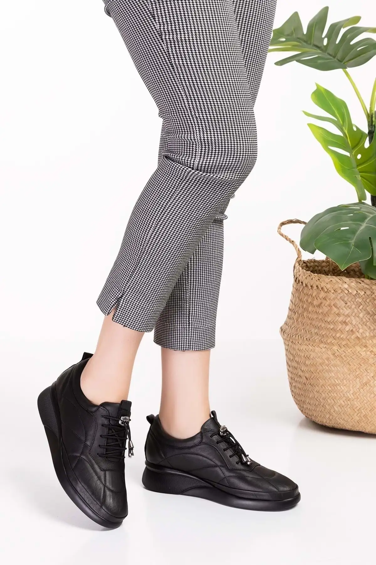 کفش زنانه راحتی بنددار با کفی آناتومیک از چرم طبیعی - مدل Ndr.5506 - رنگ مشکی - سایز 40 برند Gondol - 8493 کفش زنانه راحتی بنددار با کفی آناتومیک از چرم طبیعی - مدل Ndr.5506 - رنگ مشکی - سایز 40 برند Gondol - 8493