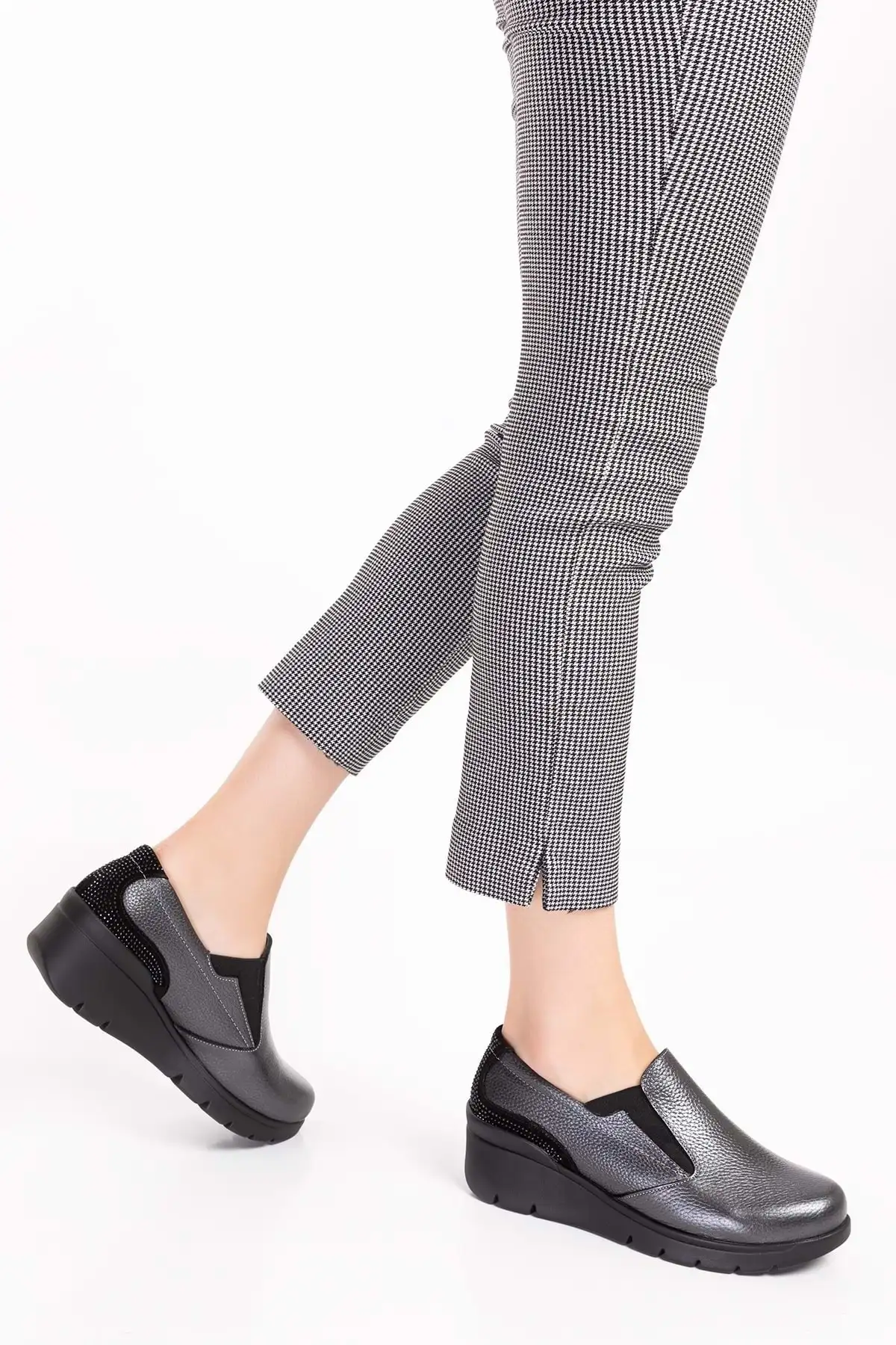 کفش زنانه راحتی با کفی آناتومیک از چرم طبیعی اسفا.4052 - رنگ آنتراسیت - شماره 38 برند Gondol - 8491 کفش زنانه راحتی با کفی آناتومیک از چرم طبیعی اسفا.4052 - رنگ آنتراسیت - شماره 38 برند Gondol - 8491