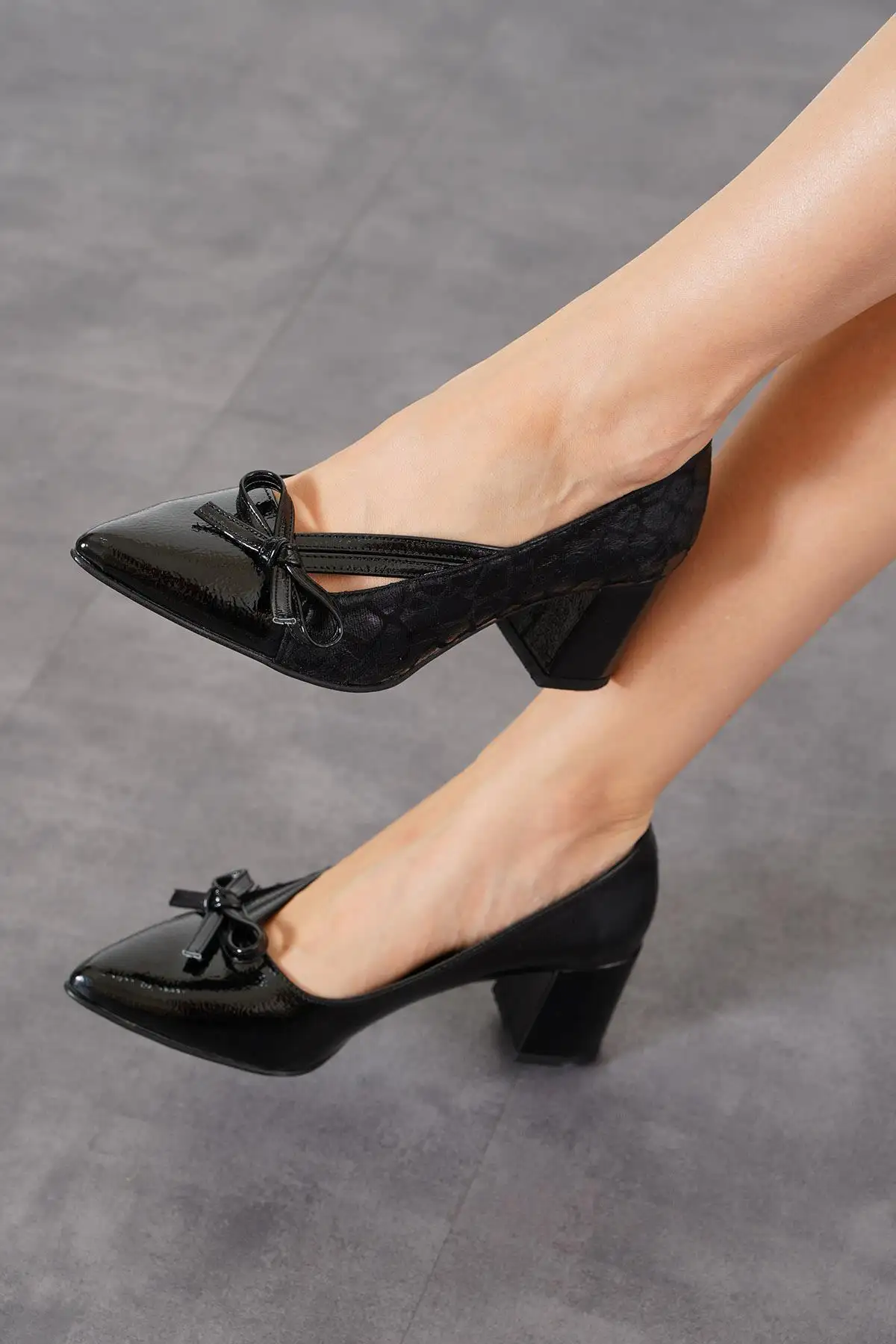 کفش پاشنه بلند زنانه پاشنه وایت یان مدل نوار سیاه ترکیب شده برند Moda Pie - 8530 کفش پاشنه بلند زنانه پاشنه وایت یان مدل نوار سیاه ترکیب شده برند Moda Pie - 8530