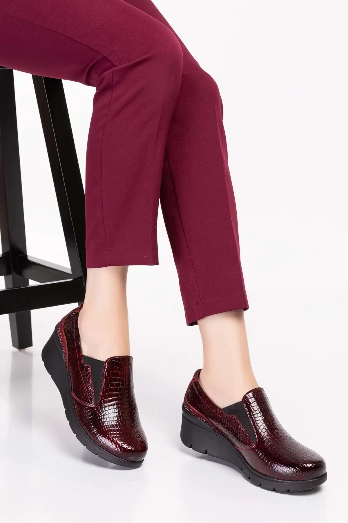 کفش زنانه راحتی آناتومیک چرم طبیعی اسفا.4052 - بوردو کروک - سایز 41 برند Gondol - 8507 کفش زنانه راحتی آناتومیک چرم طبیعی اسفا.4052 - بوردو کروک - سایز 41 برند Gondol - 8507