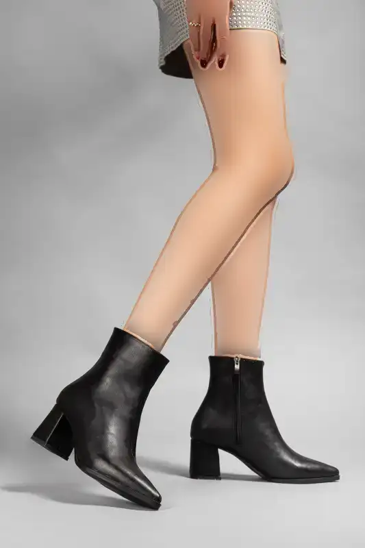 بوت و نیم بوت زنانه چکمه مشکی با جزئیات قابل جدا شدن دمپایی، نک تیز با زیپ برند camaiore - 8601 بوت و نیم بوت زنانه چکمه مشکی با جزئیات قابل جدا شدن دمپایی، نک تیز با زیپ برند camaiore - 8601