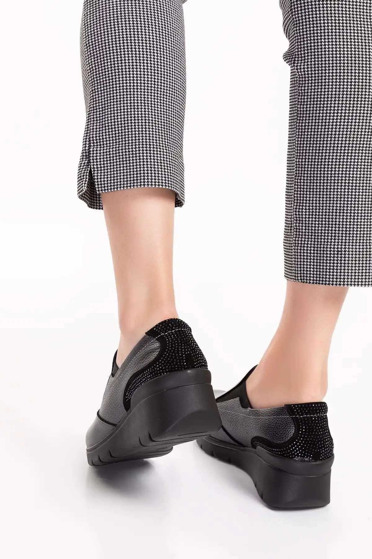 کفش زنانه راحتی با کفی آناتومیک از چرم طبیعی اسفا.4052 - رنگ آنتراسیت - شماره 38 برند Gondol - 8491 کفش زنانه راحتی با کفی آناتومیک از چرم طبیعی اسفا.4052 - رنگ آنتراسیت - شماره 38 برند Gondol - 8491