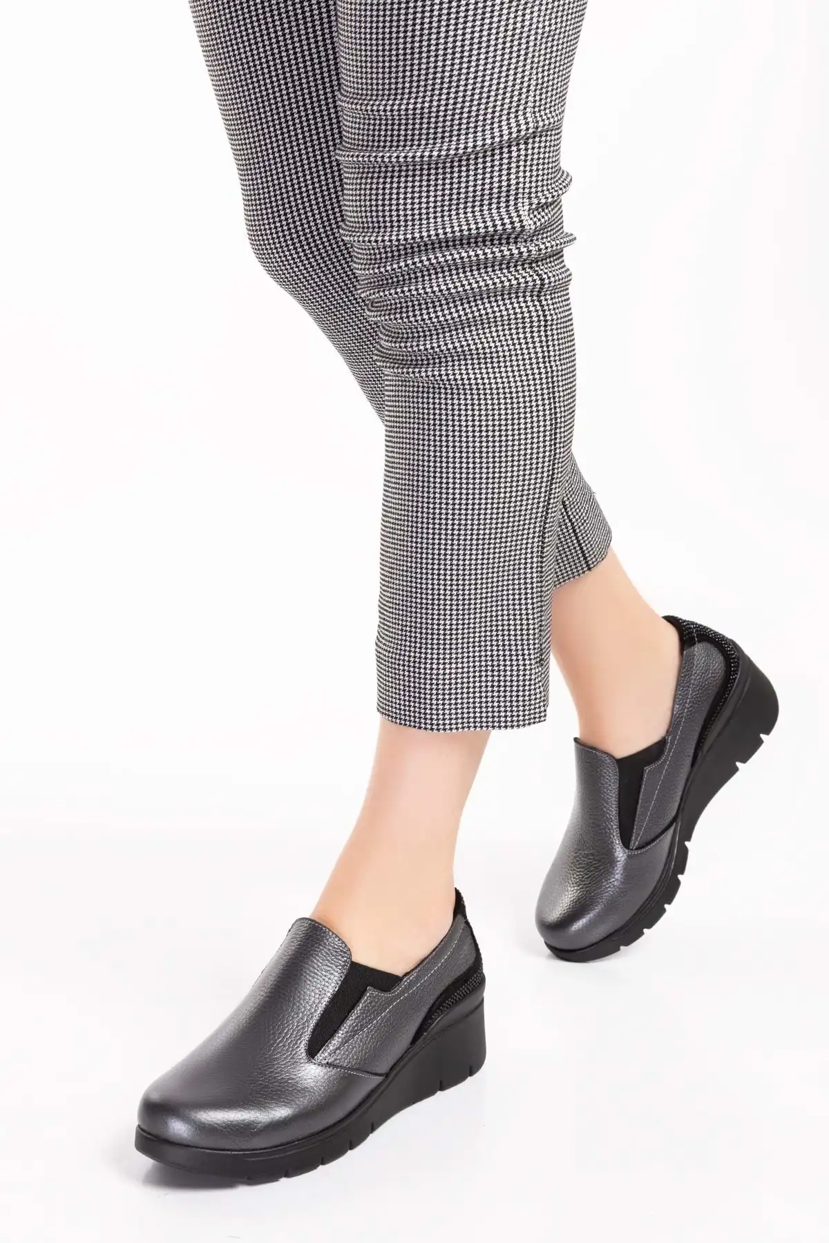 کفش زنانه راحتی با کفی آناتومیک از چرم طبیعی اسفا.4052 - رنگ آنتراسیت - شماره 38 برند Gondol - 8491 کفش زنانه راحتی با کفی آناتومیک از چرم طبیعی اسفا.4052 - رنگ آنتراسیت - شماره 38 برند Gondol - 8491