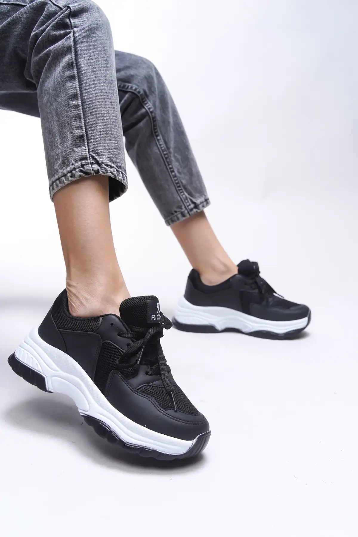 کفش کتانی زنانه ورزشی مشکی و سفید 0012140 برند Riccon - 8442 کفش کتانی زنانه ورزشی مشکی و سفید 0012140 برند Riccon - 8442