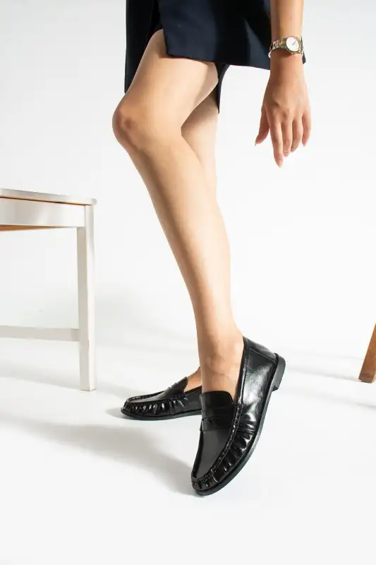 کفش لوفر زنانه روزمره راحت لوسی کدین با جزئیات چرم مشکی و طرح چیندار برند diclepolat - 8579 کفش لوفر زنانه روزمره راحت لوسی کدین با جزئیات چرم مشکی و طرح چیندار برند diclepolat - 8579