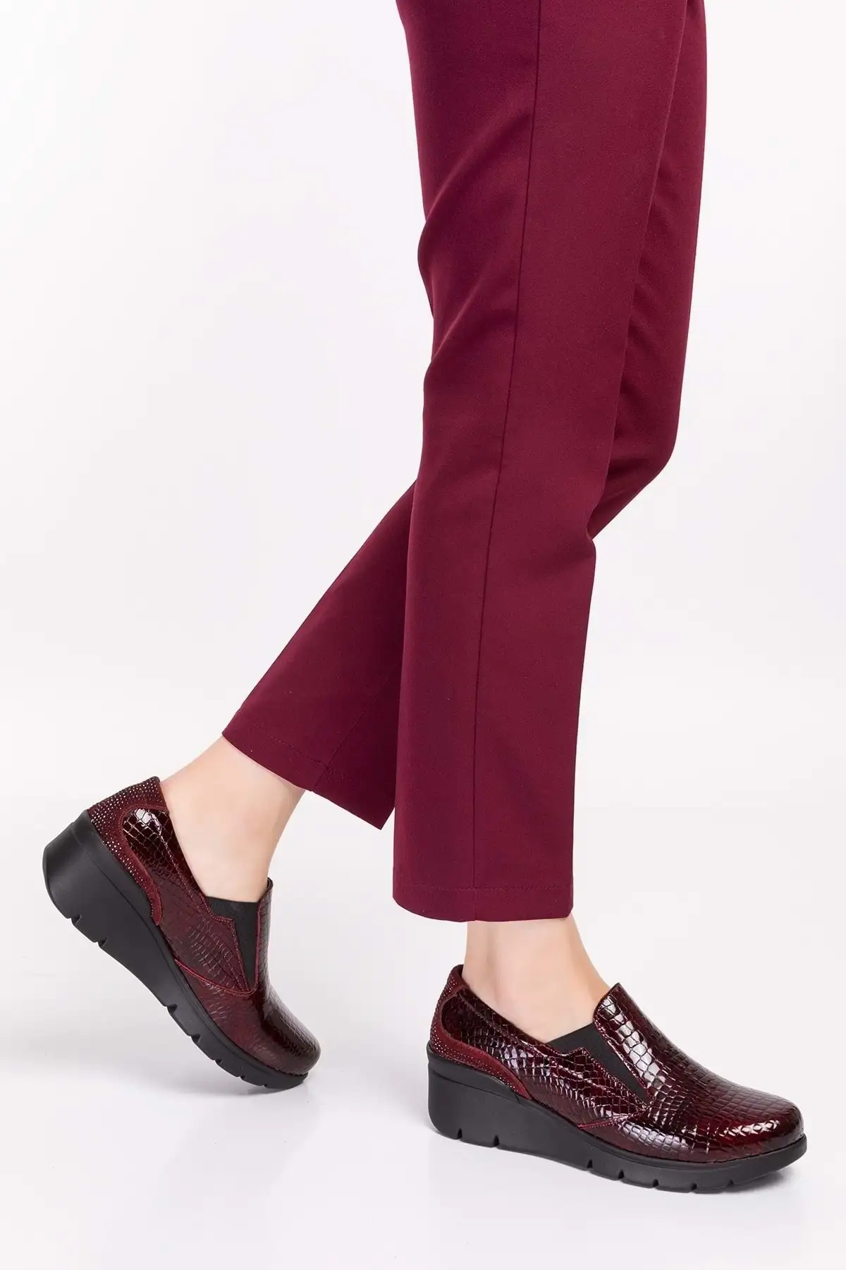 کفش زنانه راحتی آناتومیک چرم طبیعی اسفا.4052 - بوردو کروک - سایز 41 برند Gondol - 8507 کفش زنانه راحتی آناتومیک چرم طبیعی اسفا.4052 - بوردو کروک - سایز 41 برند Gondol - 8507