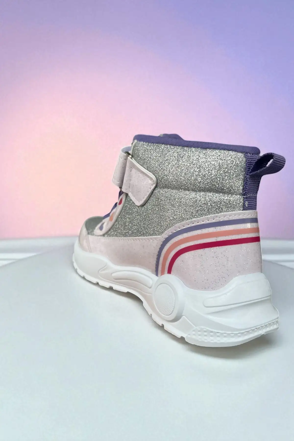 بوت بچگانه چکمه راحت دخترانه با زیره آناتومیک و چسبی نورانی، رنگ نقرهای و بنفش، مناسب فصل زمستان برند ALTUNTAŞ - 8391 بوت بچگانه چکمه راحت دخترانه با زیره آناتومیک و چسبی نورانی، رنگ نقرهای و بنفش، مناسب فصل زمستان برند ALTUNTAŞ - 8391