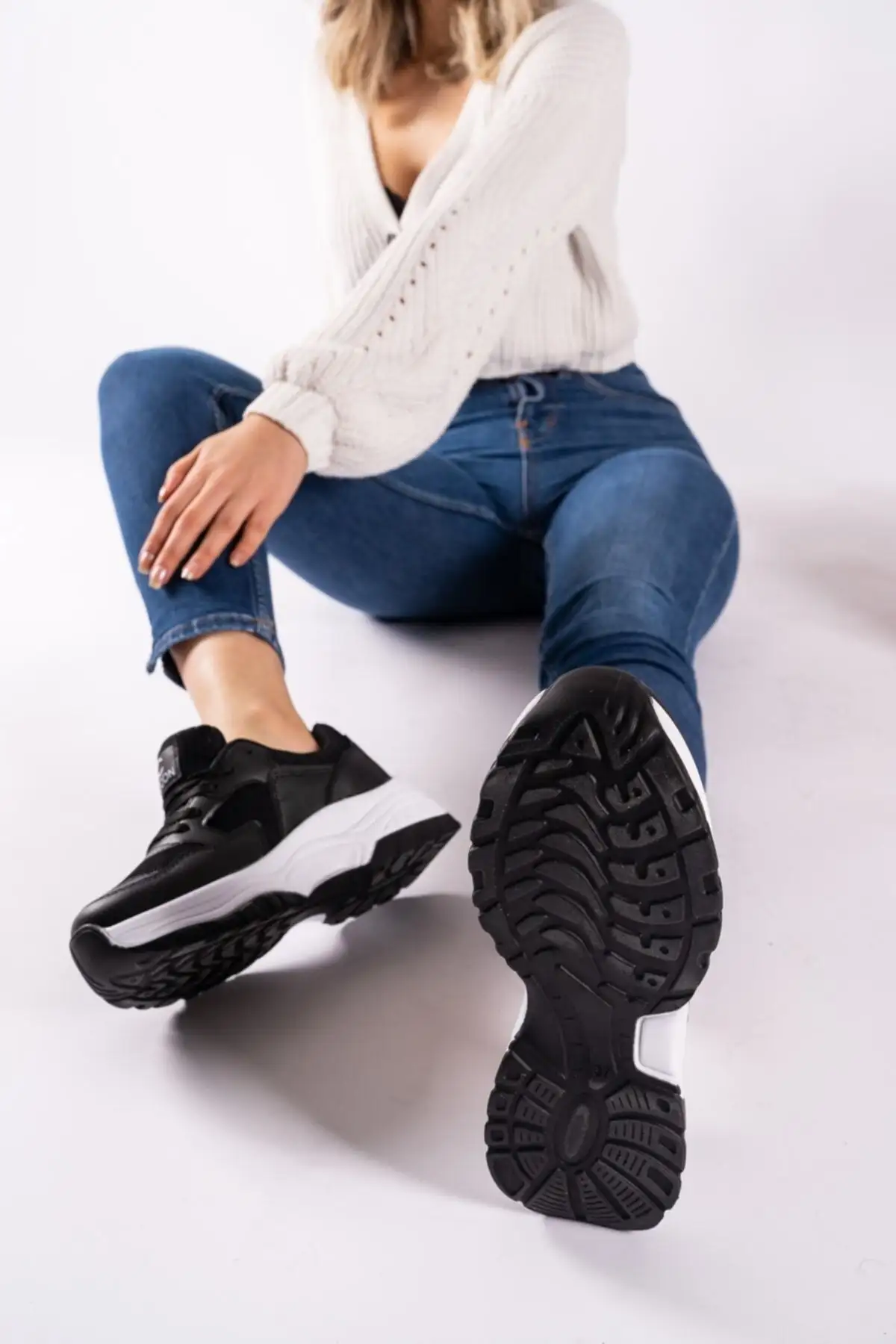 کفش کتانی زنانه ورزشی مشکی و سفید 0012140 برند Riccon - 8442 کفش کتانی زنانه ورزشی مشکی و سفید 0012140 برند Riccon - 8442