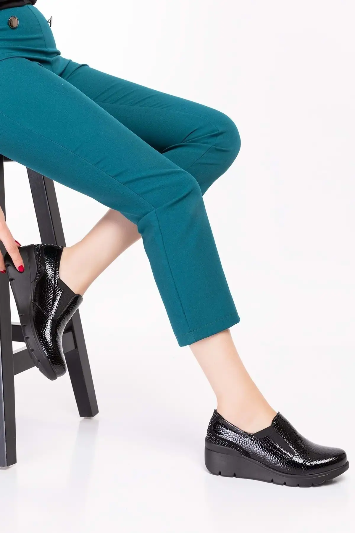 کفش زنانه راحتی آناتومیک با زیره چرم طبیعی - کد Esfa.4052 - مشکی - سایز 37 برند Gondol - 8471 کفش زنانه راحتی آناتومیک با زیره چرم طبیعی - کد Esfa.4052 - مشکی - سایز 37 برند Gondol - 8471