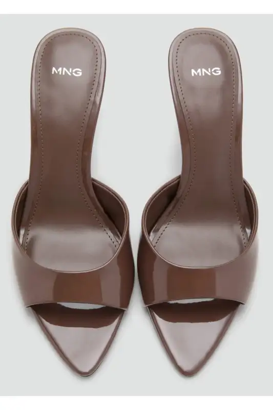 کفش صندل زنانه پاشنهدار با ظاهر چرم براق برند MANGO - 8590 کفش صندل زنانه پاشنهدار با ظاهر چرم براق برند MANGO - 8590