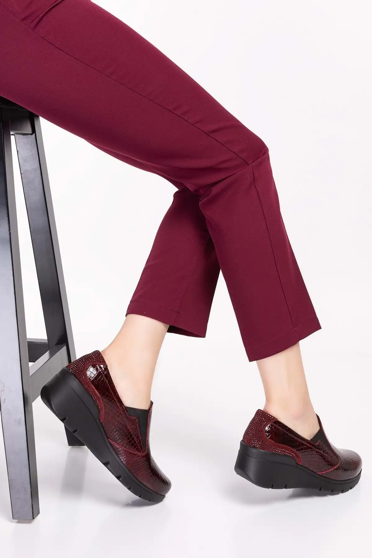 کفش زنانه راحتی آناتومیک چرم طبیعی اسفا.4052 - بوردو کروک - سایز 41 برند Gondol - 8507 کفش زنانه راحتی آناتومیک چرم طبیعی اسفا.4052 - بوردو کروک - سایز 41 برند Gondol - 8507