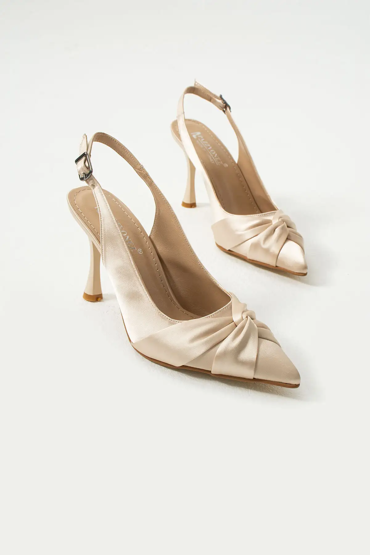 کفش پاشنه بلند زنانه پاشنه کلاسیک با جزئیات گرهای جلو به رنگ بژ مایس ساتن برند Pazzyonez - 8528 کفش پاشنه بلند زنانه پاشنه کلاسیک با جزئیات گرهای جلو به رنگ بژ مایس ساتن برند Pazzyonez - 8528