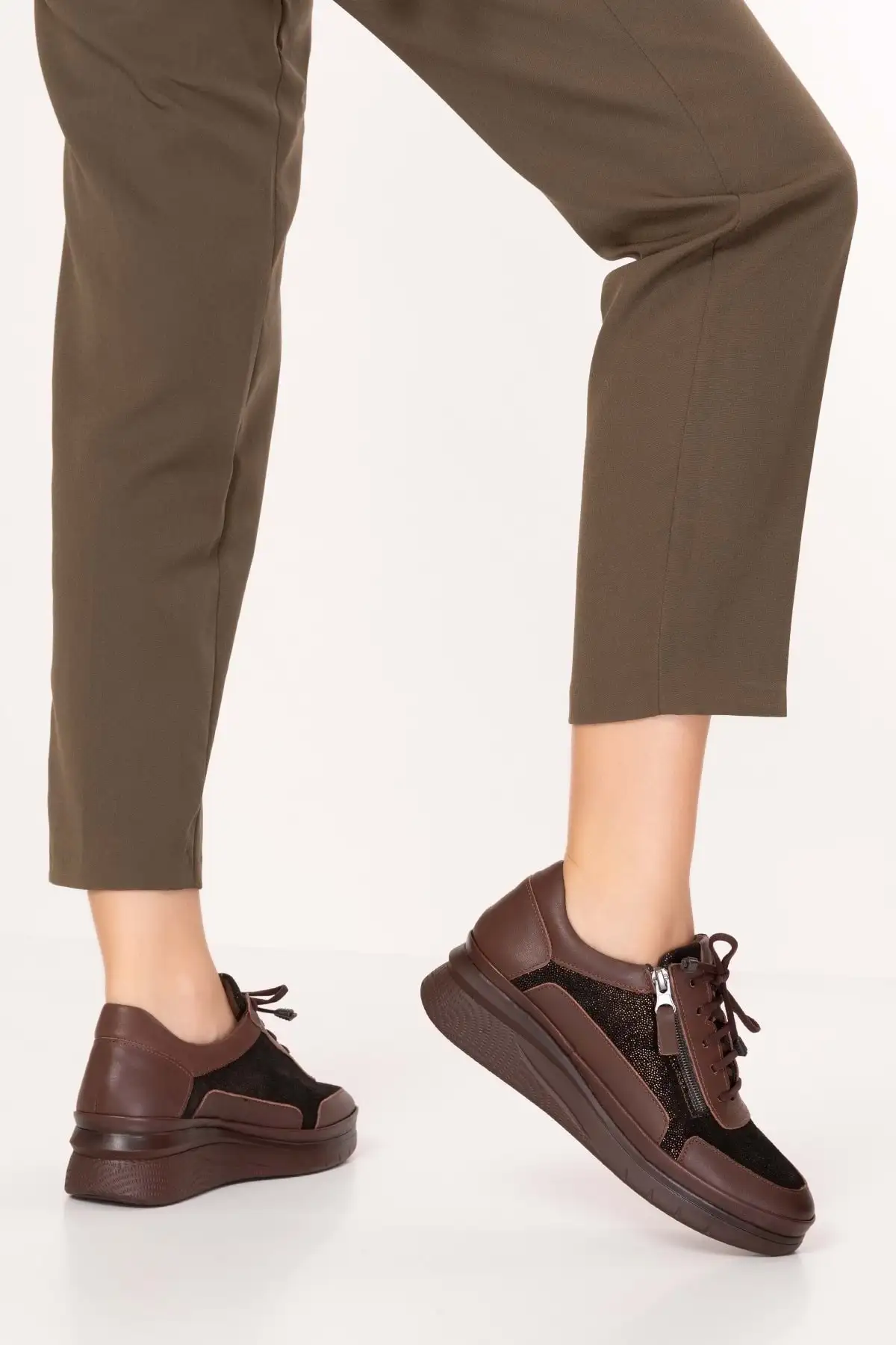 کفش زنانه راحت با زیره آناتومیک و زیپ دار از چرم طبیعی مدل Usl.2149 برند Gondol - 8498 کفش زنانه راحت با زیره آناتومیک و زیپ دار از چرم طبیعی مدل Usl.2149 برند Gondol - 8498