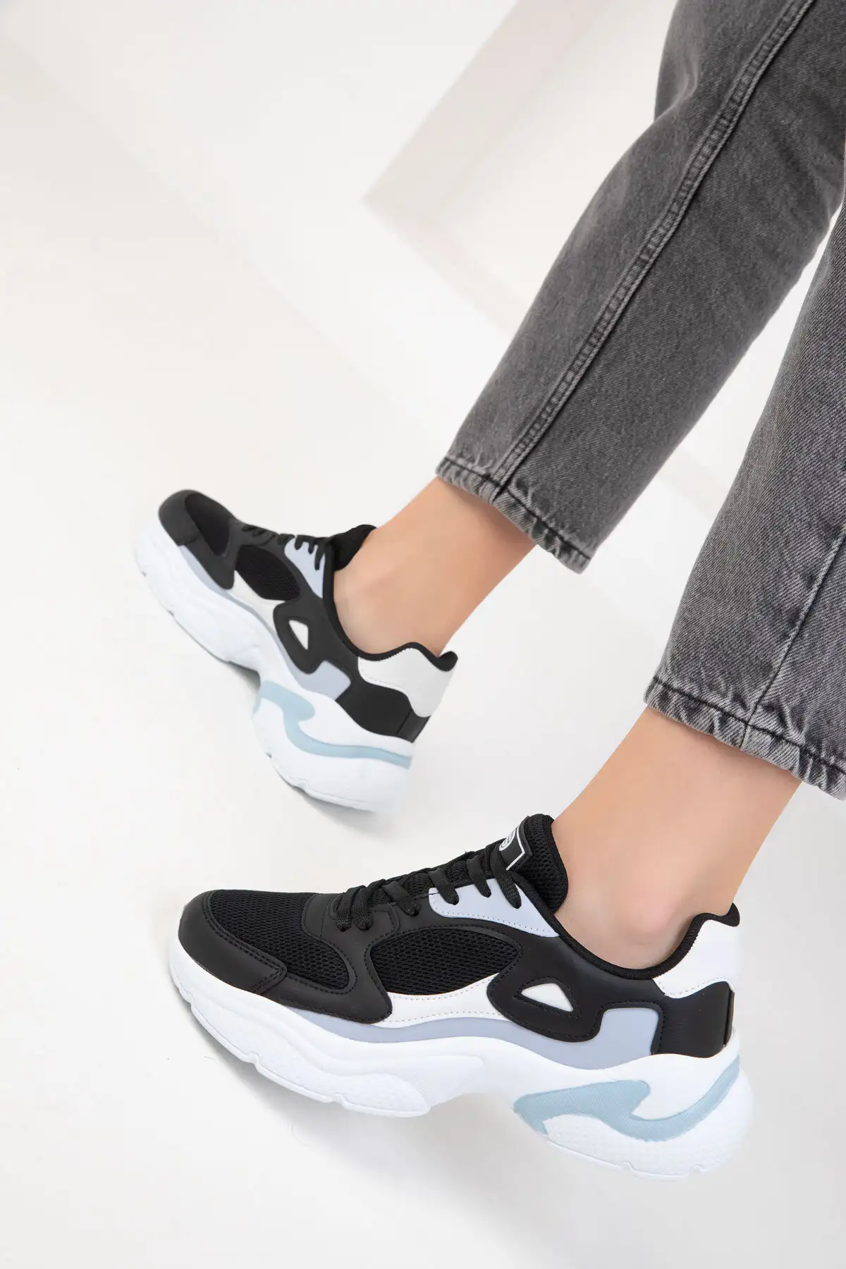 کفش کتانی زنانه اسنیکر سیاه-سفید-آبی مدل 18147 برند SOHO - 8437 کفش کتانی زنانه اسنیکر سیاه-سفید-آبی مدل 18147 برند SOHO - 8437