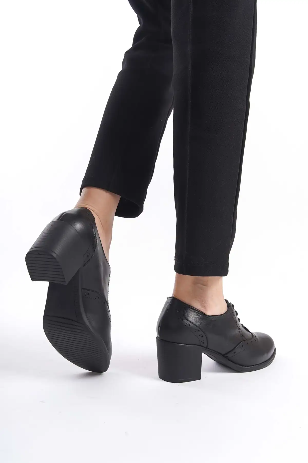 کفش زنانه پاشنهدار کلاسیک مشکی چرمی طبیعی با بند برند ANALİN SHOES - 8496 کفش زنانه پاشنهدار کلاسیک مشکی چرمی طبیعی با بند برند ANALİN SHOES - 8496