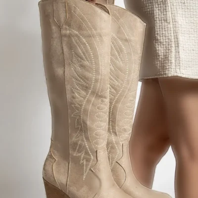 بوت و نیم‌ بوت زنانه چکمه بلند با طرح بافت‌دار ستری به رنگ بژ از جنس جیر برند Genetti - 8425