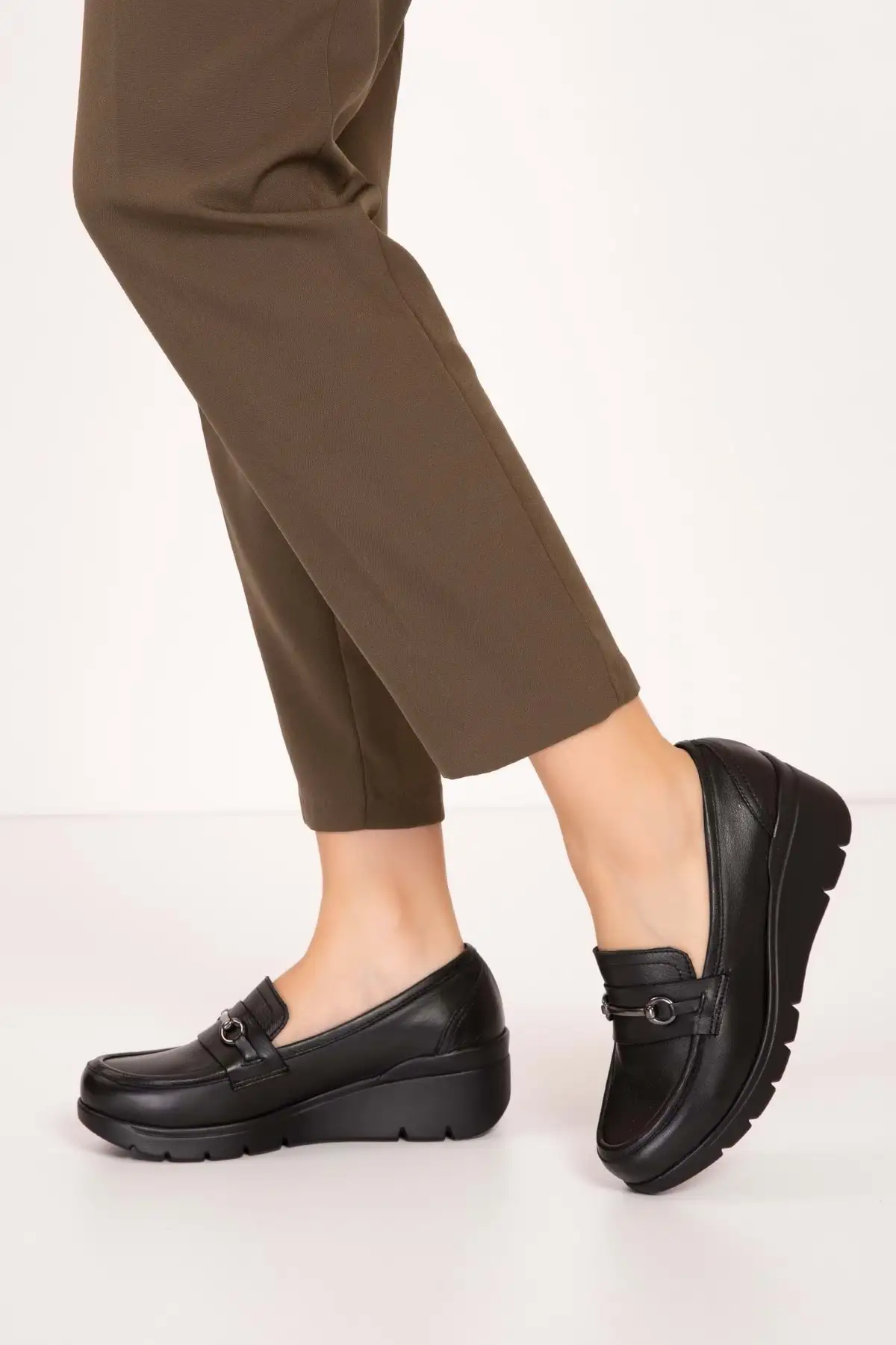 کفش زنانه راحت با جزئیات قفل و کفی آناتومیک از چرم اصل مدل Esfa.2086 برند Gondol - 8473 کفش زنانه راحت با جزئیات قفل و کفی آناتومیک از چرم اصل مدل Esfa.2086 برند Gondol - 8473