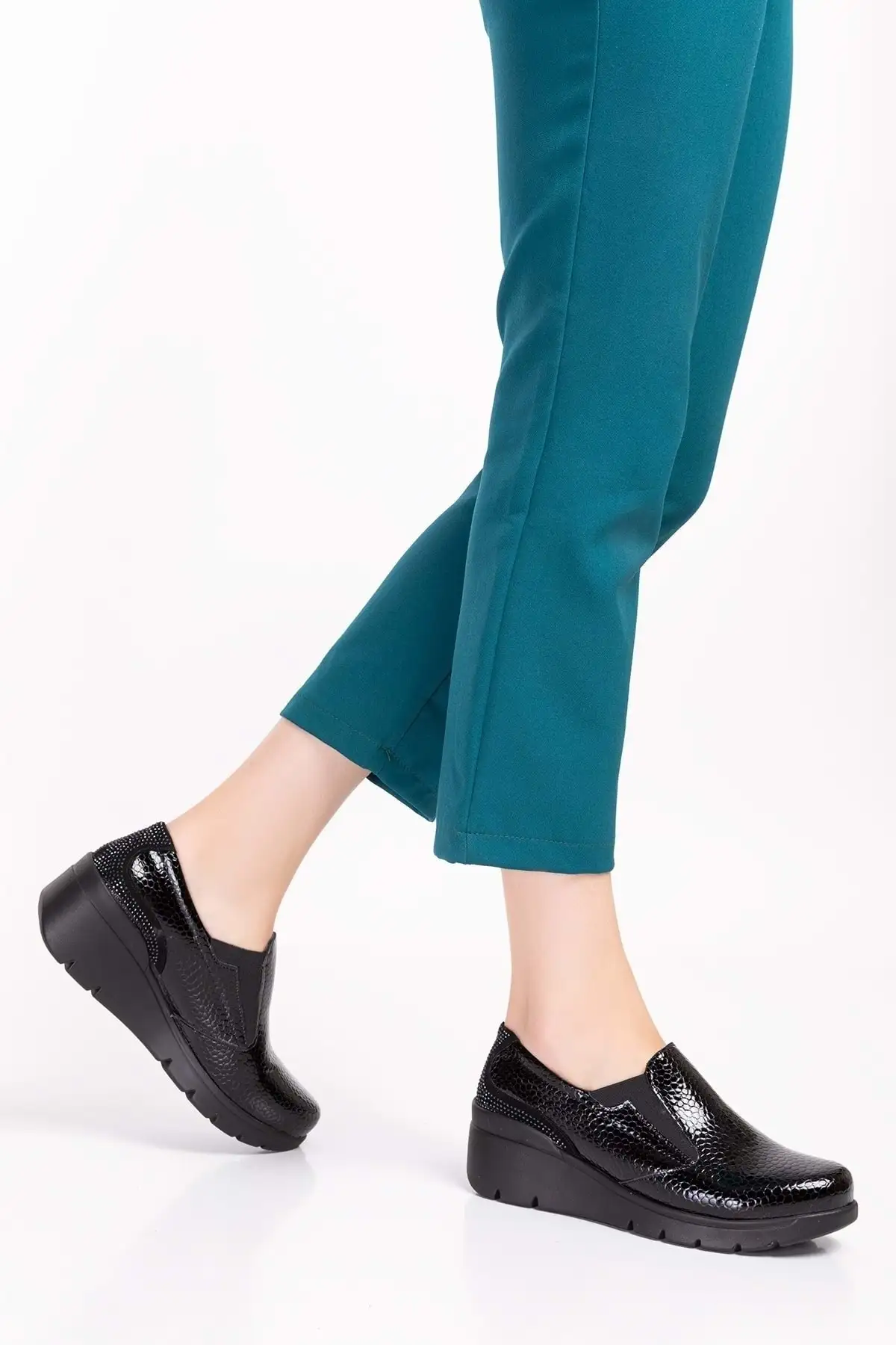 کفش زنانه راحتی آناتومیک با زیره چرم طبیعی - کد Esfa.4052 - مشکی - سایز 37 برند Gondol - 8471 کفش زنانه راحتی آناتومیک با زیره چرم طبیعی - کد Esfa.4052 - مشکی - سایز 37 برند Gondol - 8471