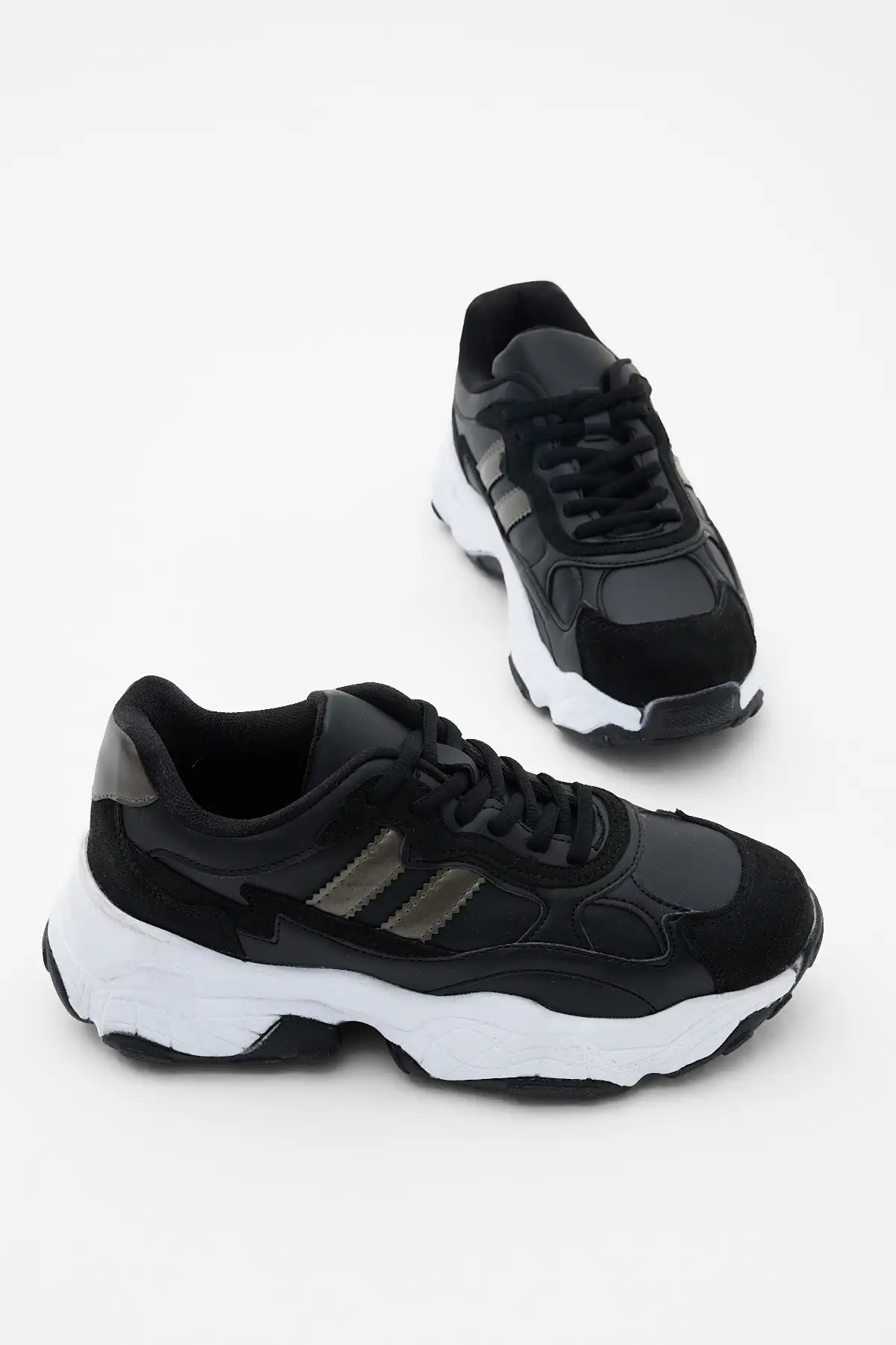 کفش کتانی زنانه  ورزشی مشکی چرم  Tb246 برند Tonny Black - 8453 کفش کتانی زنانه ورزشی مشکی چرم Tb246 برند Tonny Black - 8453