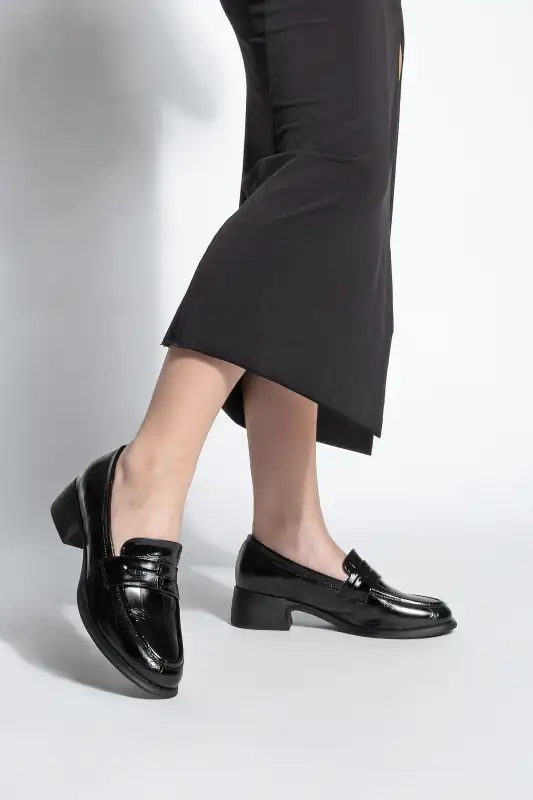 کفش لوفر زنانه روزمره پاشنهدار مد نوفیت مشکی برند Marjin - 8555 کفش لوفر زنانه روزمره پاشنهدار مد نوفیت مشکی برند Marjin - 8555