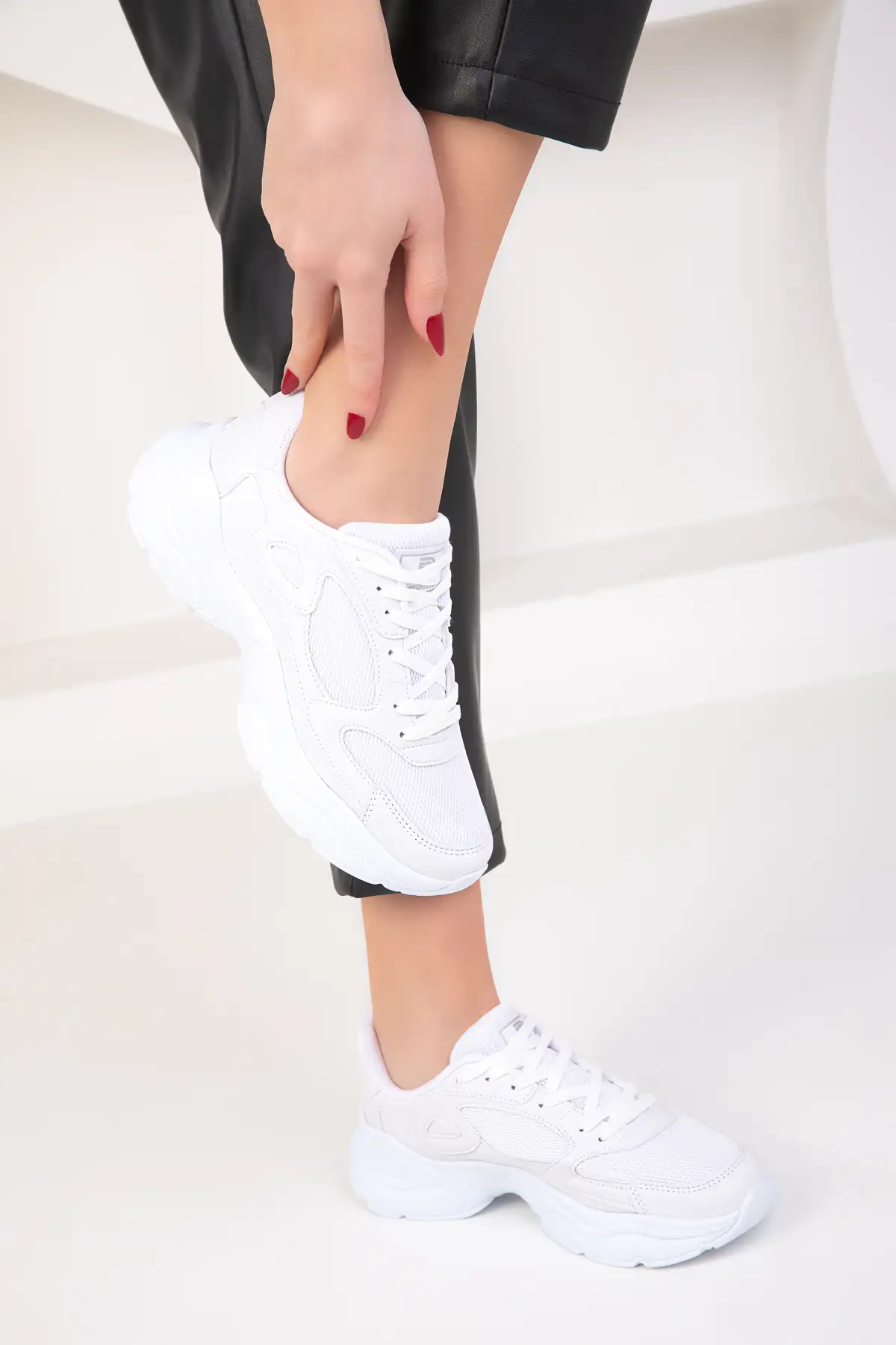 کفش کتانی زنانه ورزشی سفید 18147 برند SOHO - 8440