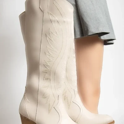 بوت و نیم‌ بوت زنانه چکمه بلند مدل ستر با طراحی برجسته رنگ بژ برند Genetti - 8426