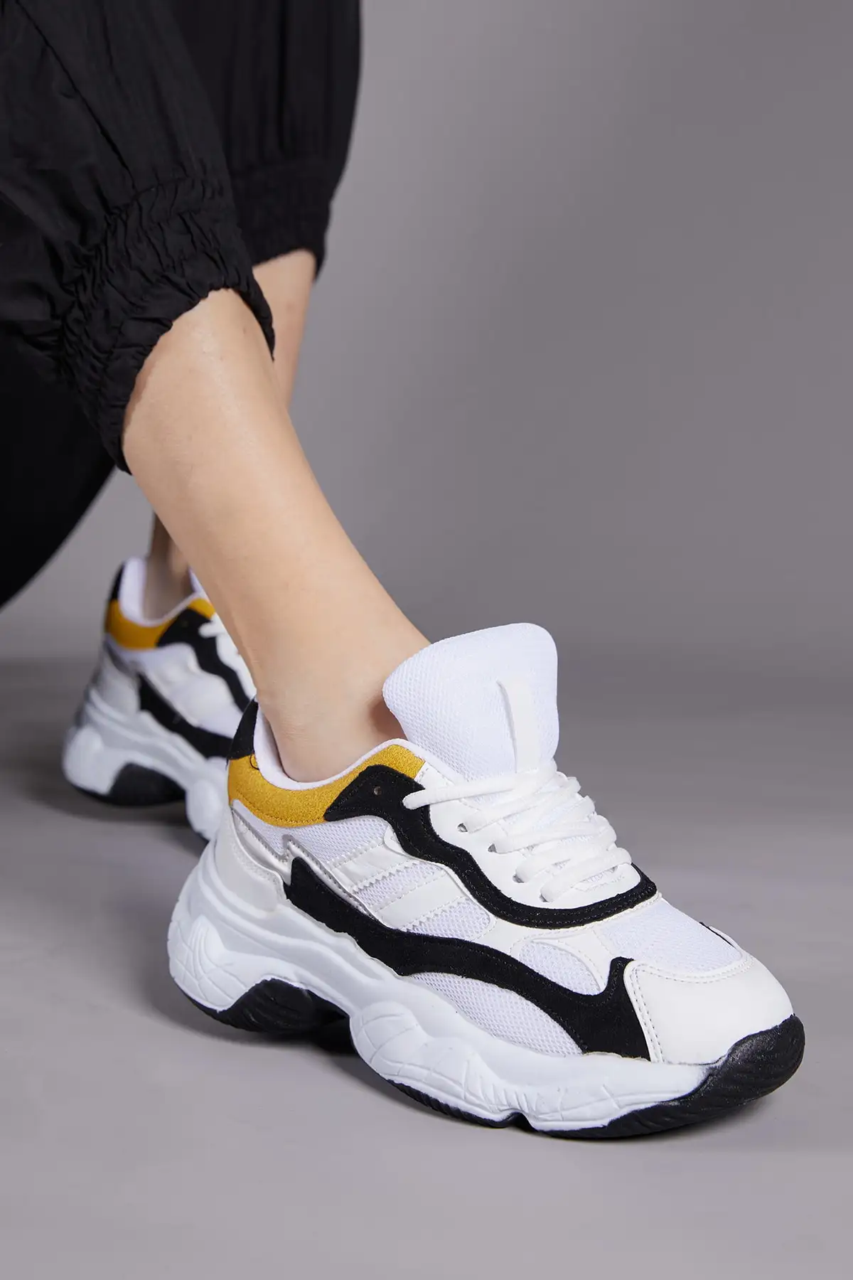 کفش کتانی زنانه ورزشی سفید و مشکی مدل Tb246 برند Tonny Black - 8451