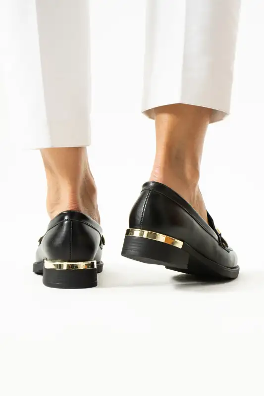 کفش لوفر زنانه چرم مات مشکی، راحت و شیک روزمره، پاشنه‌دار با نوار طلایی برند Güllü Shoes - 8581