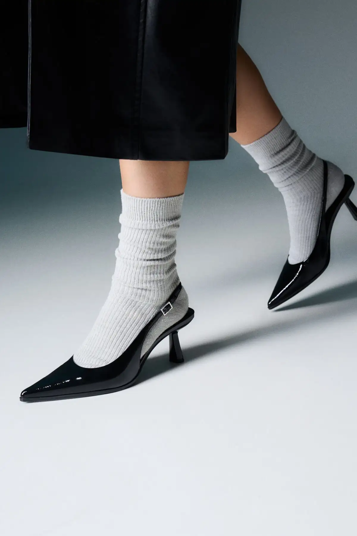 کفش پاشنه بلند زنانه پاشنه کوتاه نوک تیز با پشت باز برند Bershka - 8523 کفش پاشنه بلند زنانه پاشنه کوتاه نوک تیز با پشت باز برند Bershka - 8523