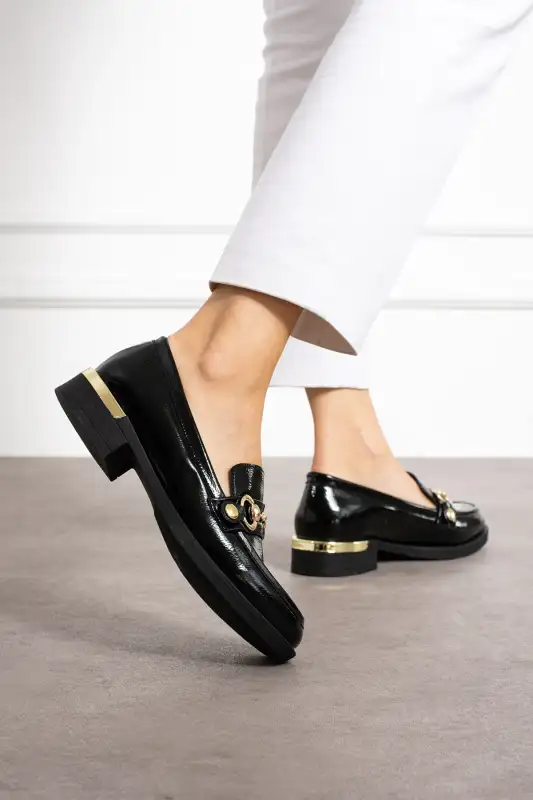 کفش لوفر زنانه ماد مچ پاش سیاه با بند طلایی قابل تعویض، روزمره راحت و شیک با پاشنه برند Güllü Shoes - 8575 کفش لوفر زنانه ماد مچ پاش سیاه با بند طلایی قابل تعویض، روزمره راحت و شیک با پاشنه برند Güllü Shoes - 8575