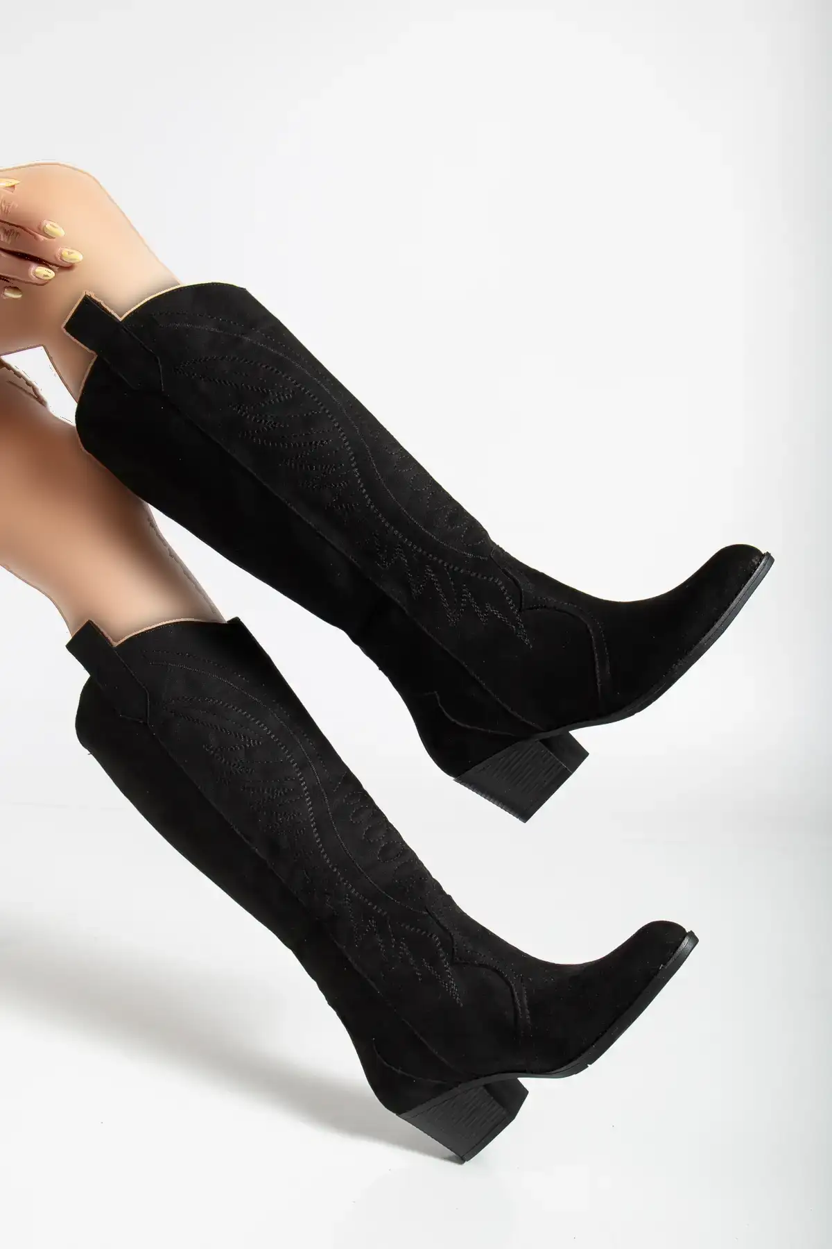 بوت و نیم‌ بوت زنانه چکمه بلند کلاهی سیاه با تزئینات، از جنس چرم جیر سیاه برند Genetti - 8427