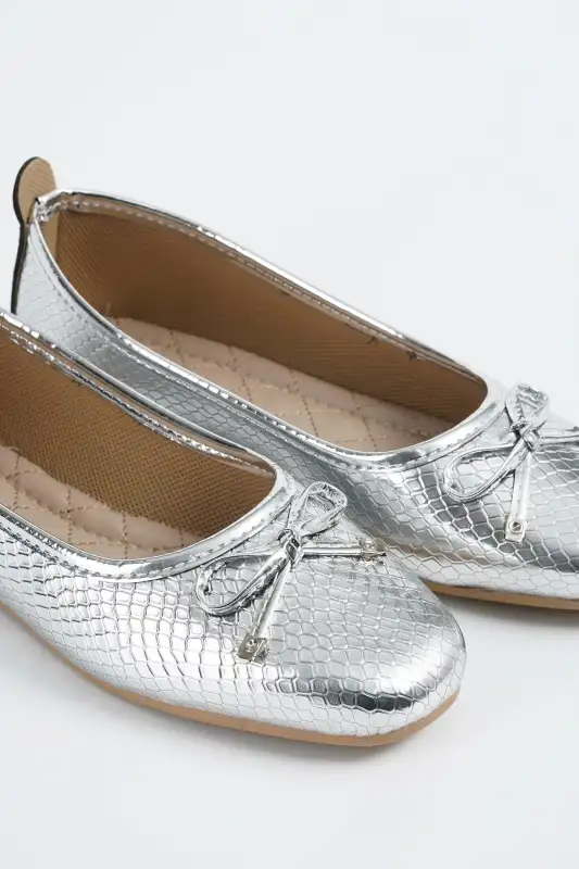 کفش تخت زنانه باله نقرهای طوسی با پاپیون چرم 1 سانتیمتری برند Beyond - 8612 کفش تخت زنانه باله نقرهای طوسی با پاپیون چرم 1 سانتیمتری برند Beyond - 8612