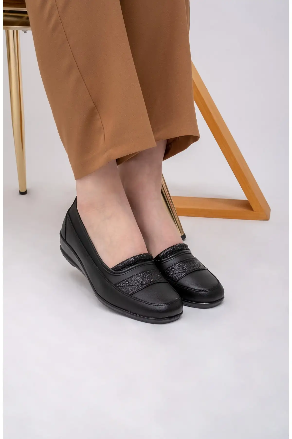 کفش زنانه کلاسیک روزمره با کفی چرم اورتوپدیک و سایز بزرگ مدل Frd212 برند THE FRİDA SHOES - 8500 کفش زنانه کلاسیک روزمره با کفی چرم اورتوپدیک و سایز بزرگ مدل Frd212 برند THE FRİDA SHOES - 8500