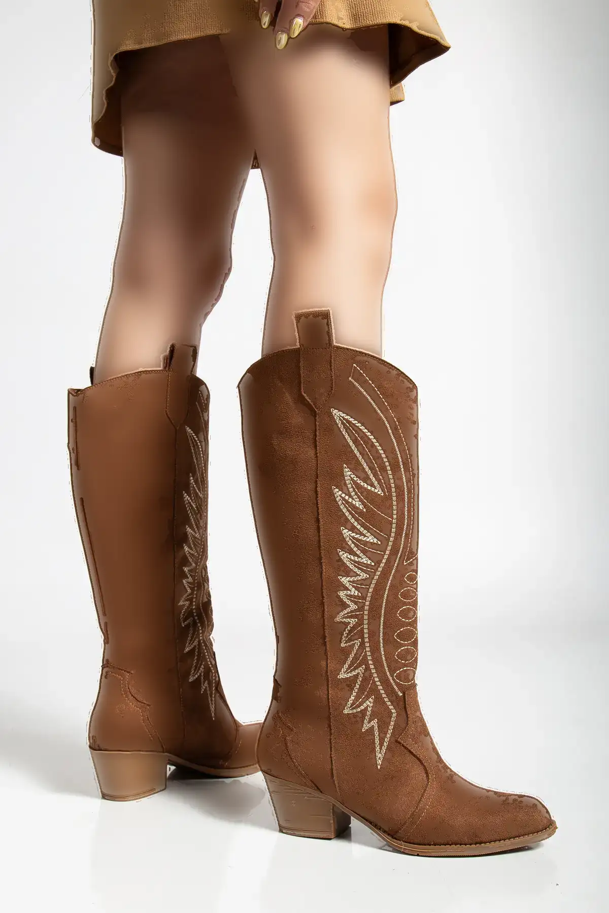 بوت و نیم بوت زنانه چکمه  کا بی بلند مدل Westry با طرح برجسته در رنگ قههای تابا برند Genetti - 8418 بوت و نیم بوت زنانه چکمه کا بی بلند مدل Westry با طرح برجسته در رنگ قههای تابا برند Genetti - 8418