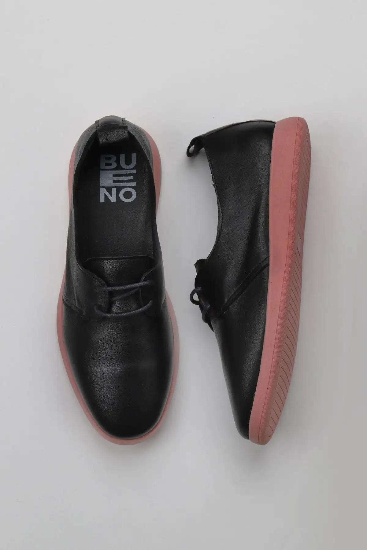 کفش زنانه ساده چرم سیاه و صورتی 01wy1509 برند Bueno Shoes - 8517 کفش زنانه ساده چرم سیاه و صورتی 01wy1509 برند Bueno Shoes - 8517