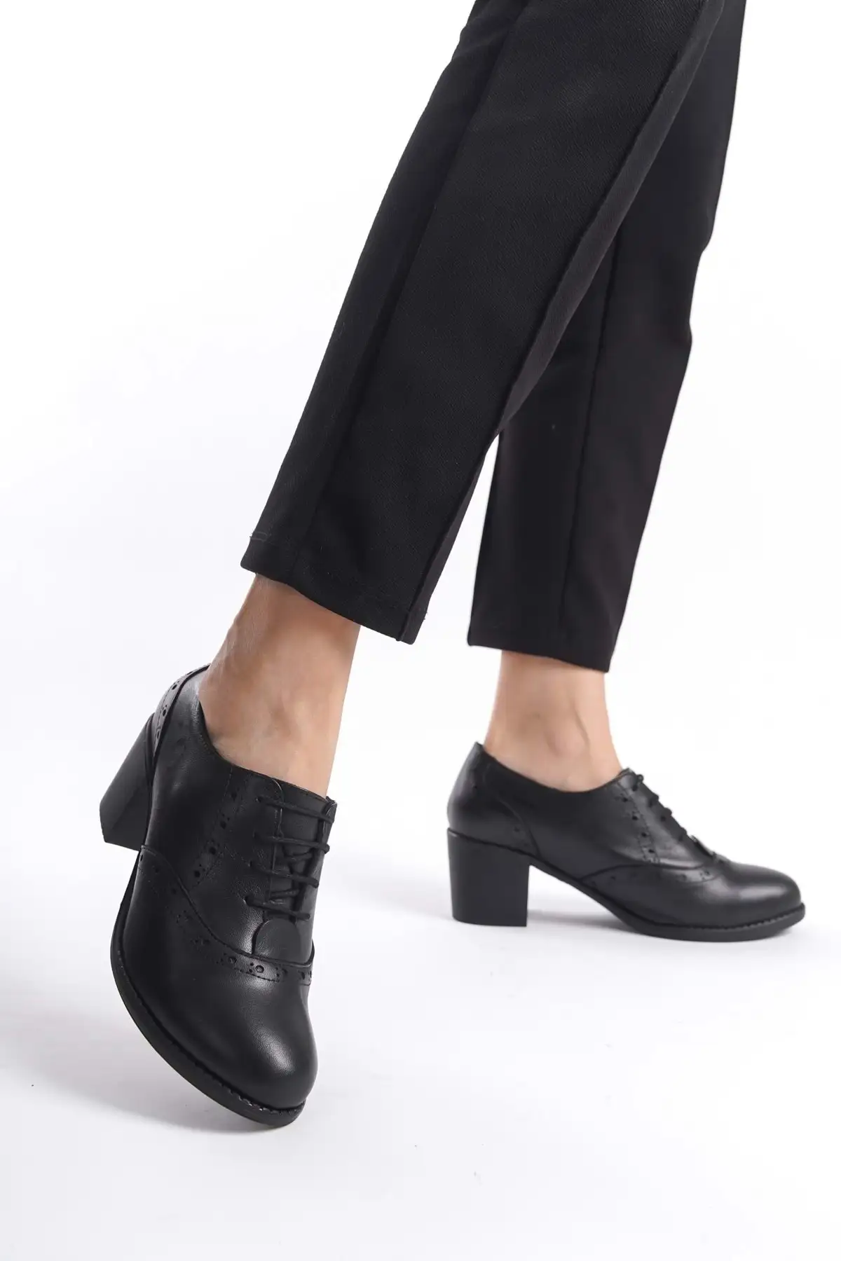 کفش زنانه پاشنهدار کلاسیک مشکی چرمی طبیعی با بند برند ANALİN SHOES - 8496 کفش زنانه پاشنهدار کلاسیک مشکی چرمی طبیعی با بند برند ANALİN SHOES - 8496