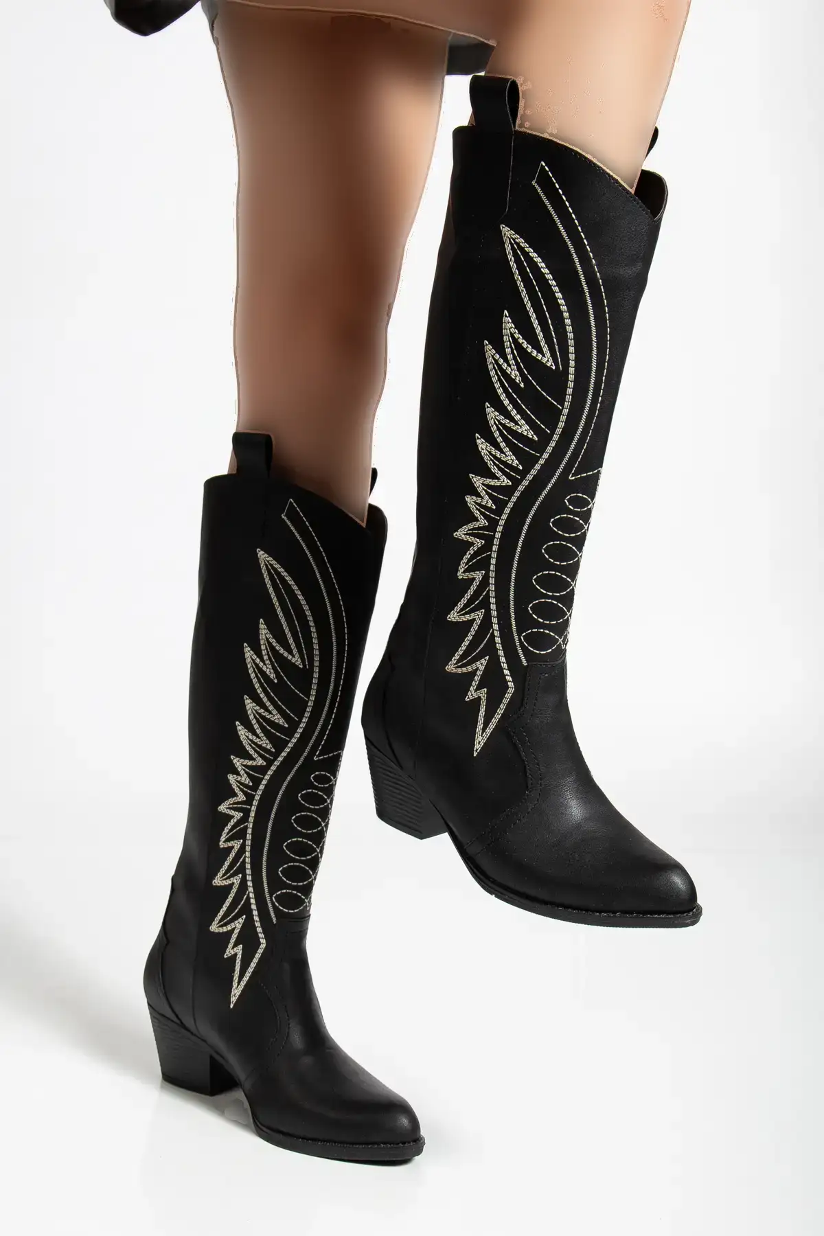 بوت و نیم‌ بوت زنانه چکمه‌های بلند مدل سری با طرح‌های دزی شده از چرم سیاه کازبی برند Genetti - 8428