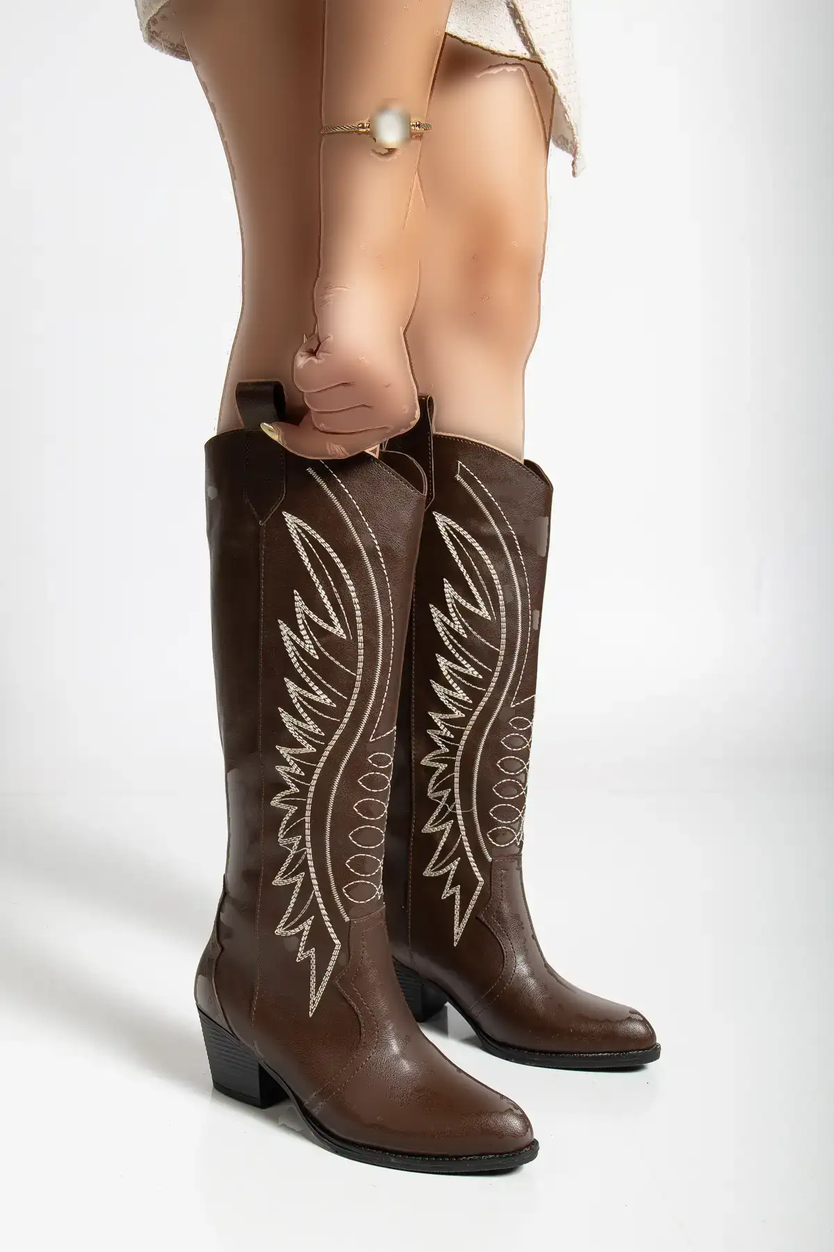 بوت و نیم بوت زنانه چکمه ستر نیمه بلند  با طراحی گلدزی شده  رنگ قههای کابی از جنس چرم برند Genetti - 8419 بوت و نیم بوت زنانه چکمه ستر نیمه بلند با طراحی گلدزی شده رنگ قههای کابی از جنس چرم برند Genetti - 8419