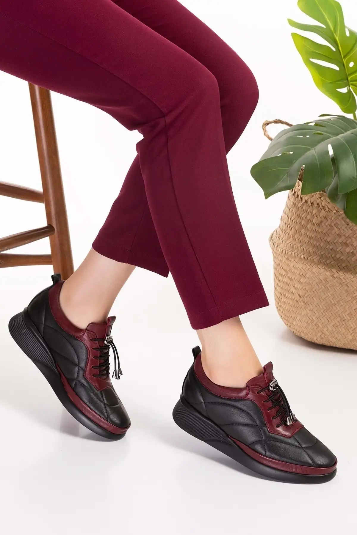 کفش زنانه راحتی چرم اصل با زیره آناتومیک و بند، مدل Ndr.5506 - رنگ مشکی-قرمز - شماره 39 برند Gondol - 8504 کفش زنانه راحتی چرم اصل با زیره آناتومیک و بند، مدل Ndr.5506 - رنگ مشکی-قرمز - شماره 39 برند Gondol - 8504