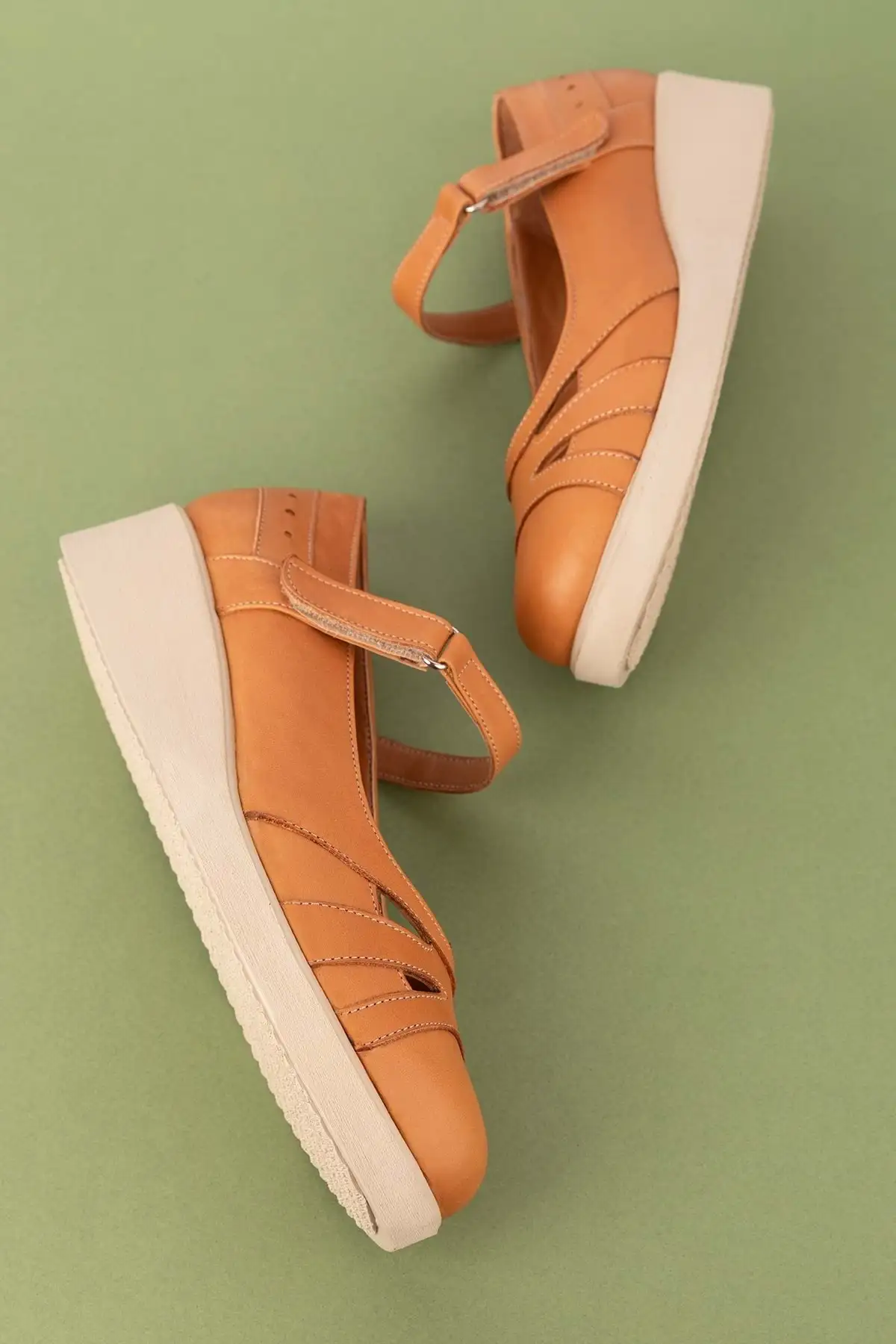 کفش زنانه راحتی با کفی آناتومیک و بند چسبی از چرم طبیعی مدل Mlk.5470 برند Gondol - 8521 کفش زنانه راحتی با کفی آناتومیک و بند چسبی از چرم طبیعی مدل Mlk.5470 برند Gondol - 8521