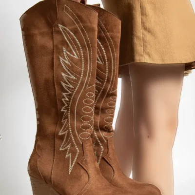 بوت و نیم‌ بوت زنانه چکمه کا بی بلند مدل Westry با طرح برجسته در رنگ قهه‌ای تابا برند Genetti - 8418