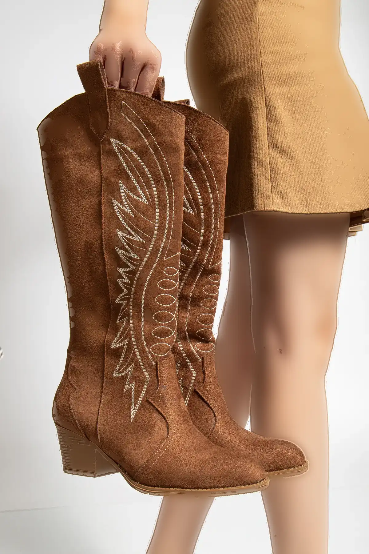 بوت و نیم بوت زنانه چکمه  کا بی بلند مدل Westry با طرح برجسته در رنگ قههای تابا برند Genetti - 8418 بوت و نیم بوت زنانه چکمه کا بی بلند مدل Westry با طرح برجسته در رنگ قههای تابا برند Genetti - 8418