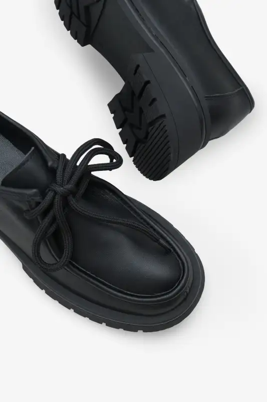 کفش لوفر زنانه روزمره جکوس با کفی ضخیم و بنددار از چرم طبیعی رنگ سیاه برند LOJO - 8562 کفش لوفر زنانه روزمره جکوس با کفی ضخیم و بنددار از چرم طبیعی رنگ سیاه برند LOJO - 8562