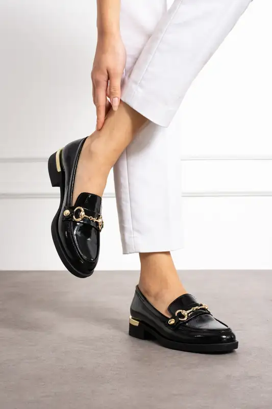 کفش لوفر زنانه ماد مچ پاش سیاه با بند طلایی قابل تعویض، روزمره راحت و شیک با پاشنه برند Güllü Shoes - 8575 کفش لوفر زنانه ماد مچ پاش سیاه با بند طلایی قابل تعویض، روزمره راحت و شیک با پاشنه برند Güllü Shoes - 8575