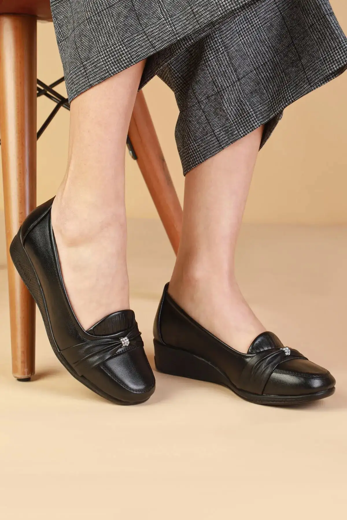 کفش زنانه کلاسیک مشکی از چرم طبیعی، ortopedik برای مادران، راحتی مادر، روزمره جلی برند KAOF SHOES - 8466 کفش زنانه کلاسیک مشکی از چرم طبیعی، ortopedik برای مادران، راحتی مادر، روزمره جلی برند KAOF SHOES - 8466